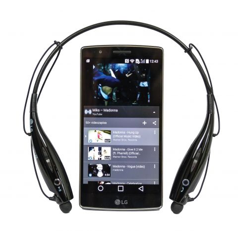 bogata opremljenost Pri kupnji mobitela, uz standardne slušalice, dolaze i stereo Bluetooth slušalice HS-730