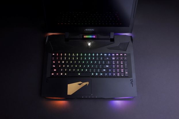 Najtanji gaming laptop s dvije grafičke kartice i mehaničkom tipkovnicom